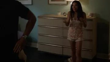 Ugg Dis­quette Slip­pers worn by Helen Tasker (Ginger Gonzaga) as seen in True Lies (S01E04)