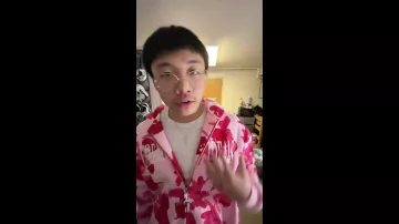Sudadera con capucha de camuflaje rosa en el video de YouTube Dudes Who Gatekeep their Clothes