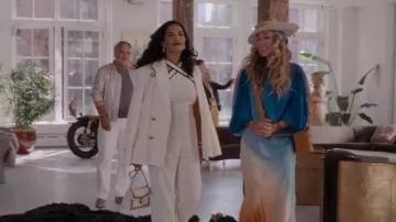 Alexander McQueen Chaqueta de gabardina de algodón de doble pecho en blanco óptico usada por Seema Patel (Sarita Choudhury) como se ve en And Just Like That... (S01E04)