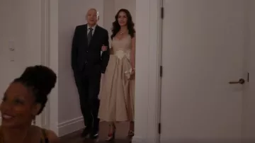 Alexander McQueen Bow Draped Midi Vestido usado por Charlotte York (Kristin Davis) como se ve en And Just Like That... (S01E04)