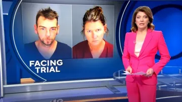 Alexander McQueen Pantalones de crepé de pierna recta usados por Norah O'Donnell como se ve en CBS Evening News el 23 de marzo de 2023