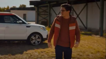 L.L. Bean Men’s Mountain Classic Puffer Vest, Colorblock porté par Jesse Mills (Justin Kelly) comme on le voit dans Hudson & Rex (S05E15)