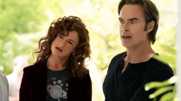 Camiseta estampada Glitter Saturn usada por Denise (Juliette Lewis) como se ve en Welcome to Chippendales Wardrobe (S01E03)