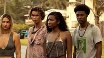 El collar de perlas de madera usado por Pope Heyward (Jonathan Daviss) en la serie Outer Banks (Temporada 4)
