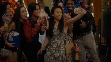 Brock Collection Tyla Lace Guipure Vestido usado por Lily Goldenblatt (Cathy Ang) como se ve en And Just Like That... (S01E10)
