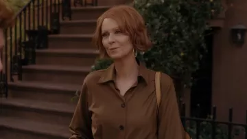 Peggy Li Pendientes ovalados medianos delgados usados por Miranda Hobbes (Cynthia Nixon) como se ve en And Just Like That... (S01E10)