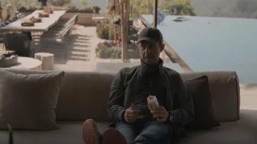 Chaqueta bombardera Tom Ford Light Suede usada por Kendall Roy (Jeremy Strong) como se ve en Succession (S04E01)