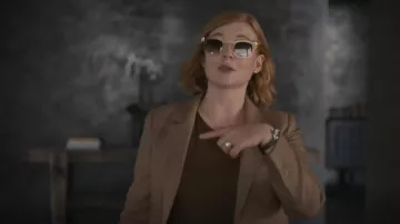 Lunettes de soleil Garrett Leight Broadway portées par Shiv Roy (Sarah Snook) dans Succession (S04E01)