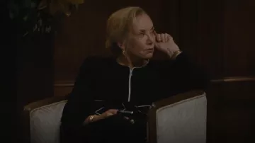 Chaqueta de puntada de Emporio Armani Milano usada por Sylvia (Cynthia Mace) como se ve en Succession (S04E01)