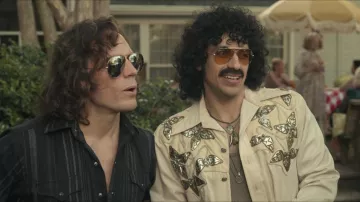 Ray-Ban sunglasses worn by Eddie Roundtree (Josh Whitehouse) as seen in Daisy Jones & the Six (S01E09)