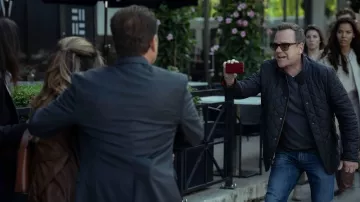 Veste matelassée Barbour portée par John Weir (Kiefer Sutherland) dans Rabbit Hole (saison 1 épisode 2)