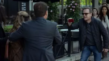 Veste matelassée Barbour portée par John Weir (Kiefer Sutherland) dans Rabbit Hole (saison 1 épisode 2)
