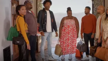 Sac messager Rag & Bone Small Field porté par Fay (Grasie Mercedes) comme on le voit dans Grand Crew (S02E04)