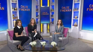 Cinq una chaqueta Sept Louisa Cotton Blend usada por Chloe Fineman como se ve en Today with Hoda & Jenna el 23 de marzo de 2023