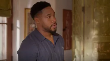Fred Perry Polo texturé porté par Anthony (Aaron Jennings) vu dans Grand Crew (S02E04)