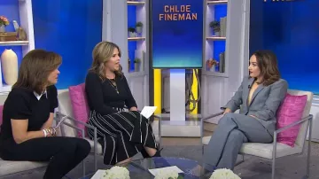 Cinq a Sept Paco Pantalones usados por Chloe Fineman como se ve en Today with Hoda & Jenna el 23 de marzo de 2023