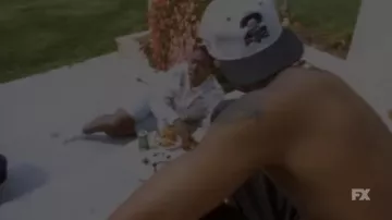 2 Gorras de sombrero Pac usadas por Tupac Shakur como se ve en Dear Mama: The Saga of Afeni y Tupac Shakur (Temporada 1)