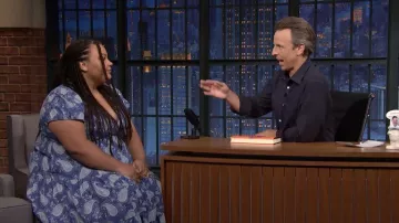 Robe bleue imprimée portée par Leila Mottley vue dans Late Night with Seth Meyers