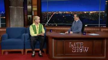 Flagstuff Pull polo jaune et vert porté par Joel Kim Booster comme vu dans The Late Show with Stephen Colbert le 6 juin 2022