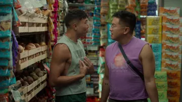 Jason Kendig 'Vaccine Waters' Printed Tank Top porté par Howie (Bowen Yang) vu dans Fire Island