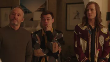 Camisa estampada Casablanca usada por Gideon (Todd Almond) como se ve en el vestuario de la serie de televisión Gossip Girl (S02E02)