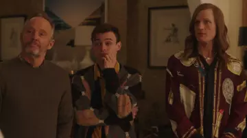 Camisa estampada Casablanca usada por Gideon (Todd Almond) como se ve en el vestuario de la serie de televisión Gossip Girl (S02E02)