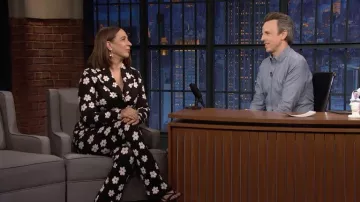 Costume imprimé Marni Daisy porté par Maya Rudolph vu dans Late Night with Seth Meyers