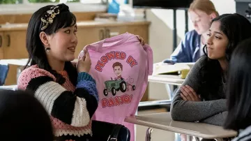 Suéter de punto usado por Eleanor Wong (Ramona Young) como se ve en los trajes de la serie de televisión Never Have I Ever (Temporada 3)