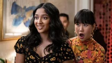 Sunflower Black Top usado por Devi Vishwakumar (Maitreyi Ramakrishnan) como se ve en Never Have I Ever Wardrobe (Temporada 3)