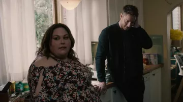 Vestido floral usado por Kate Pearson (Chrissy Metz) como se ve en el vestuario del programa de televisión This Is Us (Temporada 6 Episodio 11)