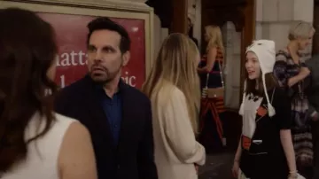 Camiseta negra estampada de esmoquin usada por Rose Goldenblatt (Alexa Swinton) como se ve en And Just Like That... Vestuario de programas de TV (S01E01)