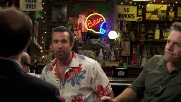 Tommy Bahama Chemise imprimée Hibiscus portée par Mac (Rob McElhenney) comme on le voit dans It’s Always Sunny in Philadelphia TV series wardrobe (saison 15 épisode 1)