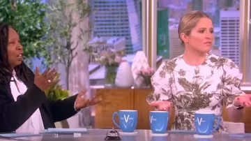 Kira Vestido Midi con estampado floral Matelasse usado por Sara Haines como se ve en The View el 27 de marzo de 2023
