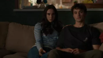 Pièces tricotées Pull côtelé en rayures bleues et blanches portées par Callie Sadecki (Sarah Desjardins) vues dans Yellowjackets (S02E01)