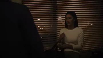 Top de maillot corto de H&M usado por Rose Larkin (Luciane Buchanan) como se ve en The Night Agent (S01E01)