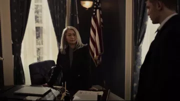Abrigo rosa de Ted Baker usado por Diane Farr (Hong Chau) como se ve en The Night Agent (S01E02)