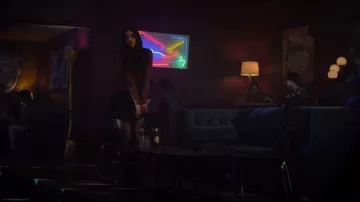 Rag & Bone Navaya Polo Cardigan porté par Maddie Redfield (Sarah Desjardins) vu dans The Night Agent (S01E03)