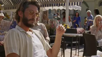 La camisa beige a rayas usada por Adrien Saillard (Pierre Niney) en la película Mascarade