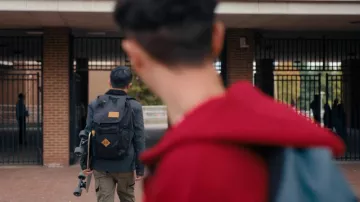 JanSport Hatchet Backpack usada por Bo (Ben Wang) como se ve en Chang Can Dunk