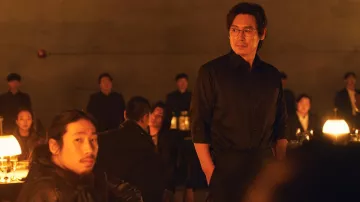 Camisa formal negra usada por Cha Min-kyu (Sol Kyung-gu) como se ve en Kill Boksoon