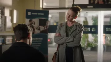 PLEIONE Blusa de crepé de manga larga punteada en oliva / azul marino / marfil usada por Nicole (Rachel Nichols) como se ve en A Million Little Things (S05E07)