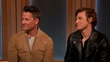 Paul Smith Suede Bomber Jacket usada por Nate Berkus como se ve en The Drew Barrymore Show el 22 de marzo de 2023