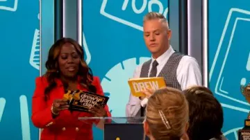 Veronica Beard Miller Chaqueta en rojo llama usada por Sheryl Underwood como se ve en The Drew Barrymore Show el 27 de marzo de 2023