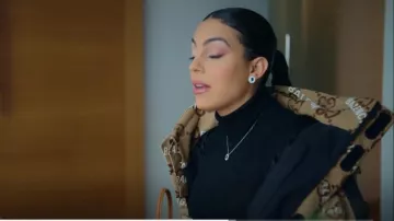Gucci x Balenciaga The Hacker Project Jumbo GG Chaqueta usada por Georgina Rodríguez como se ve en I Am Georgina (S02E01)