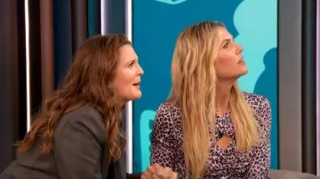 Robe Maje Rave en léopard rose portée par Amanda Kloots comme vu dans The Drew Barrymore Show le 27 mars 2023