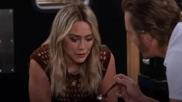 Robe en dentelle coaxiale Rachel Comey en expresso portée par Sophie (Hilary Duff) comme on le voit dans How I Met Your Father (S02E10)