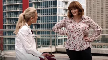 Gérard Darel Camisa floral usada por Marie Davis (Rebekah Ward) como se ve en los trajes del programa de televisión Chicago Med (Temporada 7 Episodio 2)