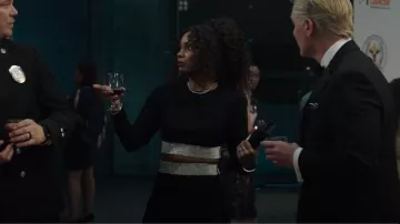 Jupe Cinq A Sept Odelle portée par Grace Ryder (Sierra McClain) vue dans 9-1-1: Lone Star (S04E10)