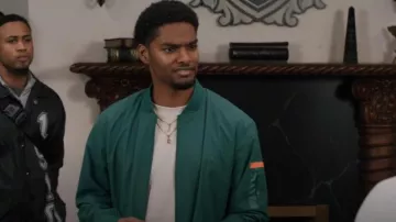 Chaqueta H&M repelente al agua usada por Jessie 'JR' Raymond (Sylvester Powell) como se ve en All American: Homecoming (S02E15)