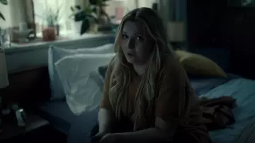 Project Social T Tiger Camiseta teñida Vestido en amarillo usado por Esme Brewer (Abigail Breslin) como se ve en Acusado (S01E10)